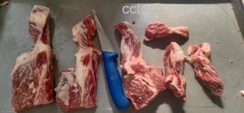 展示新鲜牛肉、胡萝卜和土豆三种食材整齐摆放在案板上 牛肉胡萝卜土豆炖菜食材展示