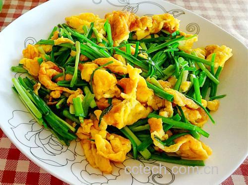 健康膳食实拍:经典家常菜‘韭菜炒蛋’特写,突出韭菜鲜绿色泽与鸡蛋柔嫩质感,辅以枸杞山药,体现科学配伍与中式养生智慧 中式家常菜摆盘:翡翠韭菜炒鸡蛋(嫩黄蛋块包裹翠绿韭菜段)搭配枸杞蒸山药片,盛于青花瓷盘中