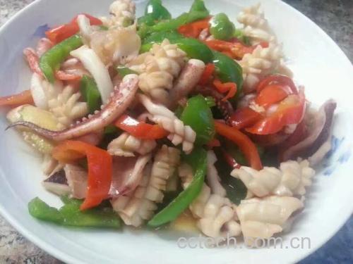 一份装盘精美的鳕鱼菠菜意面,配有奶酪粉和黑胡椒点缀 菠菜鳕鱼意面成品图