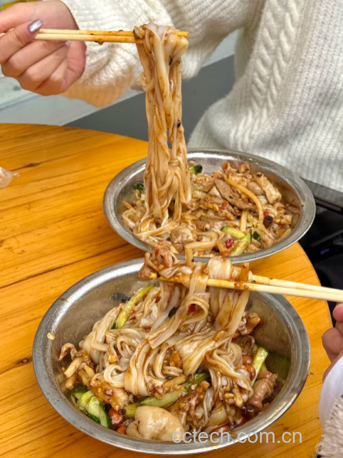 美食摄影:三格构图展示适老食谱——蒸南瓜块保持完整棱角、米糊杯中可见细腻悬浮颗粒、拌菜呈现鲜亮油润光泽,所有食材标注克重标签,强调可量化执行 蜜本南瓜三种适老食谱摆拍:左上微波蒸南瓜块(青花瓷盘)、右上南瓜米糊(玻璃杯配硅胶吸管)、下方南瓜籽油拌菠菜(木砧板)