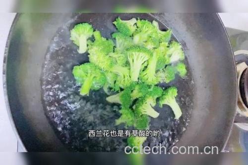 一锅沸水中正在焯烫西兰花,水中有气泡翻滚,西兰花呈鲜绿色,旁边放着一碗冰水用于冷却 西兰花焯水过程