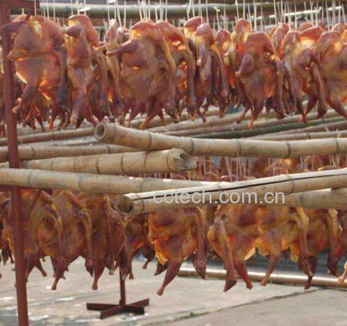 展示已经清洗干净并切好的鸡肉、茄子、姜蒜等食材 准备好的食材