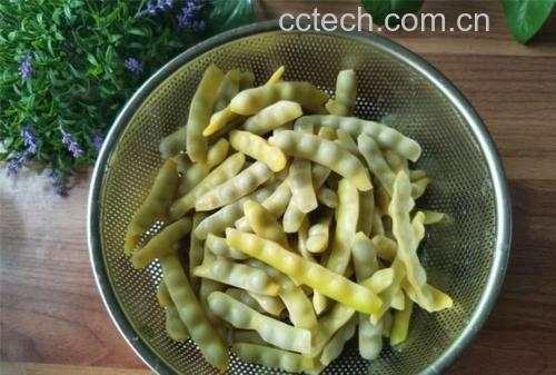左侧为一把新鲜油菜,叶片翠绿、茎秆洁白;右侧为一碗金黄色的小米颗粒,背景为竹编簸箕,体现农产品原生态特质,突出食材本源 油菜与小米原料对比图