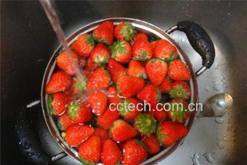 火龙果清洗与去皮过程