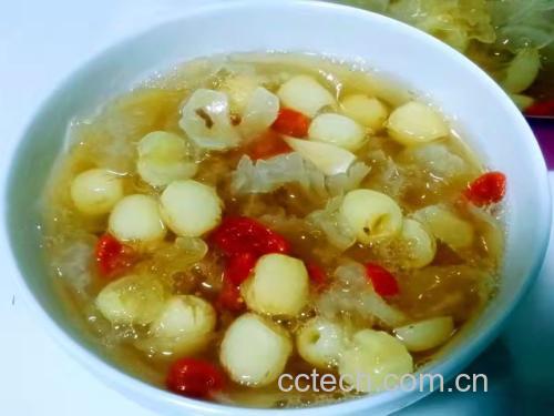 一碗精致的桂花莲子羹,色泽洁白,香气扑鼻 莲子甜品成品图