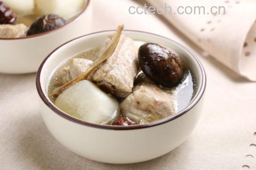 砂锅炖排骨与干香菇特写:展示食材形态、汤色及表面胶质析出状态,体现长时间文火慢炖工艺 排骨与干香菇同锅炖煮特写:砂锅中琥珀色浓汤翻滚,可见完整猪小排段与饱满卷曲的深褐色干香菇,表面附着细腻油花与浅棕色胶质层