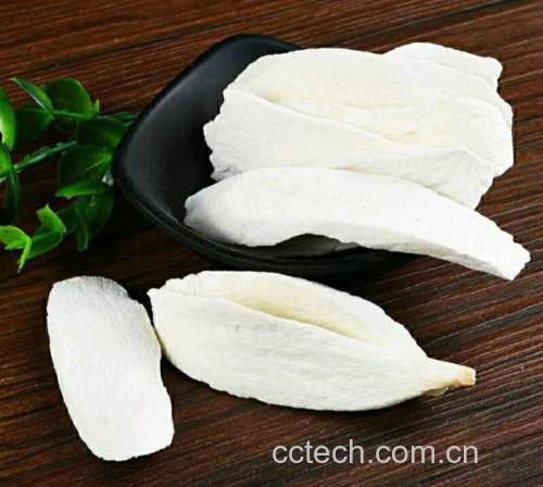 淮山莲子煲鸡汤所需食材摆盘图,包括鸡块、淮山、莲子、姜片、枸杞等 淮山莲子煲鸡汤的食材摆盘