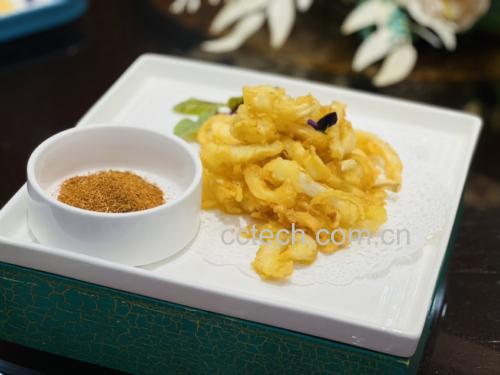 麻辣小龙虾炒制过程,展示炒香底料、翻炒小龙虾、加啤酒炖煮等关键步骤 麻辣小龙虾炒制过程