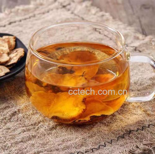 步骤分解图:第一格为浸泡后的陈皮与麦冬倒入玻璃壶;第二格为加入生姜片;第三格为炉火上煮沸状态;第四格为过滤后倒入瓷杯,茶汤呈淡金黄色,热气升腾 陈皮生姜麦冬茶冲泡过程示意图