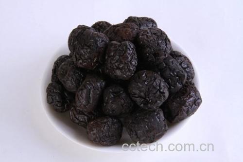 柿子与黑枣搭配食用的健康水果拼盘,展示合理搭配与适量食用的理念 柿子与黑枣搭配食用的健康水果拼盘