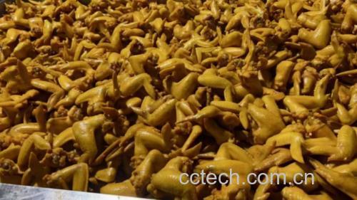 金黄酥脆的柠檬鸡翅,搭配青柠片,色泽诱人,香气扑鼻 柠檬鸡翅成品图