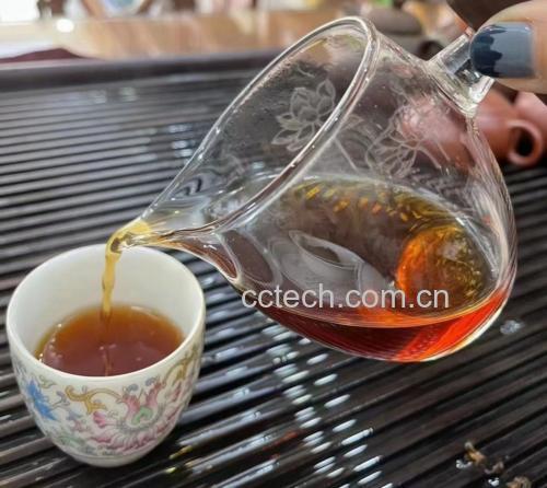 展示栗子花在玻璃杯中冲泡的步骤,背景为木质茶具和干花 栗子花茶冲泡过程