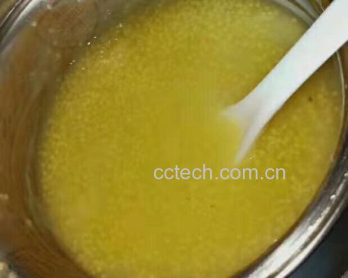 一碗热腾腾的栗子红枣小米粥,色泽金黄,香气扑鼻,盛放在白色陶瓷碗中 栗子红枣小米粥成品图