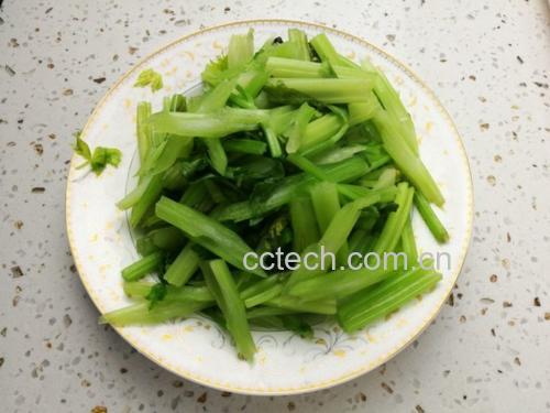厨师正在案板上将新鲜的小芹菜切成细碎,准备用于制作饺子馅料,展示其嫩绿的质地与细腻的切口 芹菜切碎过程图