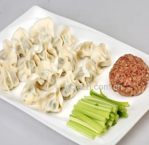一盘色泽翠绿、香气扑鼻的芹菜猪肉饺子,摆盘精美,展示芹菜在饺子馅中的独特魅力 芹菜饺子成品图