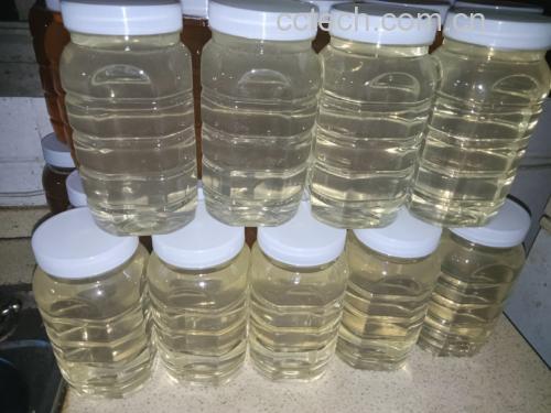 图片说明:一位年轻母亲正在用小杯子给孩子喂蜂蜜水,孩子开心地笑着,家庭氛围温馨 母亲给孩子喂蜂蜜水