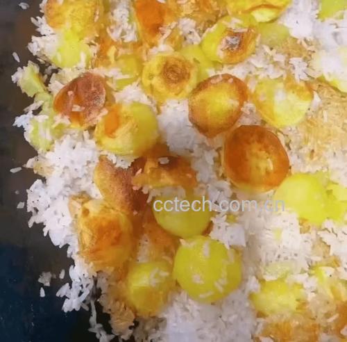展示一盘用土豆和洋葱炒制而成的家常菜,色泽金黄,香气扑鼻 土豆与洋葱搭配炒制的菜肴