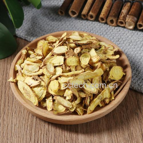 一张高清图片展示新鲜生姜被切成约3毫米厚的薄片,表面有自然纹理,旁边放置金黄色的艾绒条,两者并列摆放于木质托盘上,背景为柔和的中医理疗环境 生姜切片与艾绒组合示意图