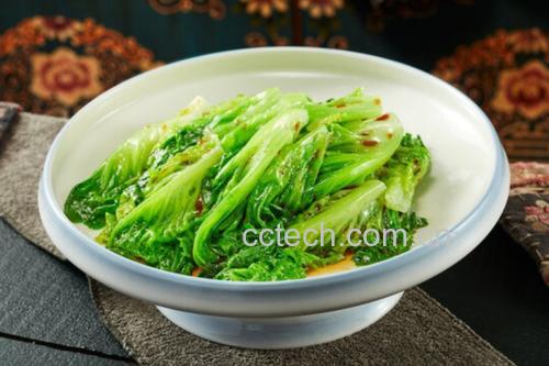 一盘刚出锅的清炒生菜被盛放在白色瓷盘中,菜色碧绿油亮,隐约可见金黄蒜片点缀其间,旁边摆放木筷,背景为简约中式餐桌,体现家常美食氛围 成品清炒生菜装盘效果