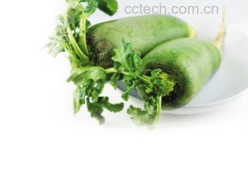 新鲜的绿叶白菜与橙红色胡萝卜并列摆放于木质案板上,背景为厨房环境,光线柔和自然,突出食材的新鲜质感 白菜与胡萝卜搭配图