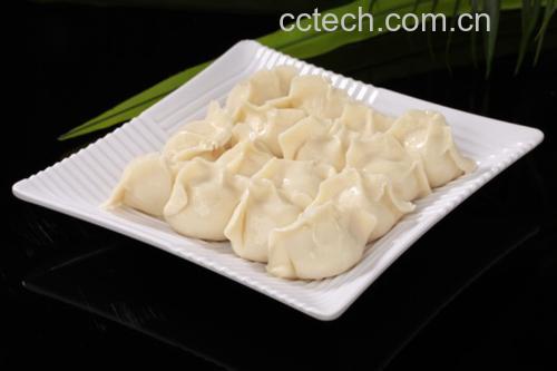 一盘刚出锅的白菜胡萝卜猪肉饺子整齐摆放在青花瓷盘中,蒸汽袅袅升起,饺子皮晶莹剔透可见内馅颜色,旁边配有小碟蘸料,背景为温馨餐桌环境 成品白菜胡萝卜饺子摆盘图