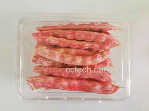 展示豆角装入玻璃罐,层次分明,加入香料的过程 腌制过程中的豆角装罐图