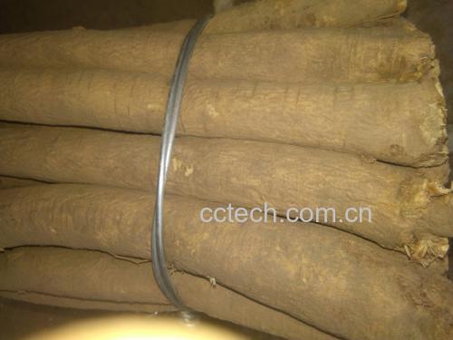 新鲜采挖的黄芪根条粗壮、表皮淡棕黄色,断面呈菊花心状;党参根部略细长,表面灰棕色有明显纵皱纹,断面黄白色,质地致密。两种药材并列摆放,背景为干燥晾晒场地,阳光充足,体现产地初加工场景 黄芪与党参的实物对比图
