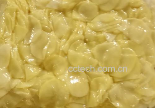 秋葵与土豆炒制前的食材准备,展示新鲜秋葵与洗净切片的土豆 秋葵与土豆炒制前的食材准备