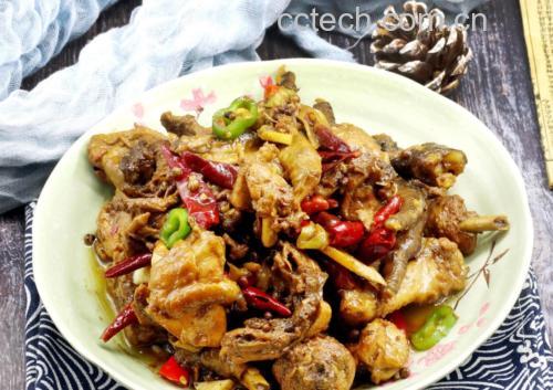 俯拍高清特写:乌鸡块呈琥珀光泽,肌理分明无干柴感;鲜椒段翠绿透亮、饱满挺括,可见完整辣椒筋络;酱汁浓稠油润,均匀裹覆食材,盘底仅有极少量清亮汤汁,佐证‘润而不涝’的正宗口感 鲜椒乌鸡成品特写图