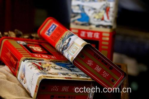 一张高清特写照片展示韩国正官庄红参礼盒的外包装细节:正面印有金色‘正官庄’汉字与韩文Logo,侧面贴有防伪二维码,底部标注‘6年根红参’、‘蒸汽处理后干燥’、‘总皂苷含量≥70mg/g’等信息。旁边放置一支完整红参,颜色深红油亮,根形完整,芦头清晰可见 高丽红参正品包装与防伪标识特写