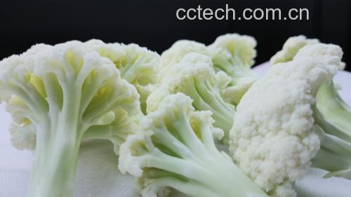 一盘色泽鲜亮、调料均匀的凉拌松花菜,摆盘美观,适合夏日餐桌 凉拌松花菜成品图