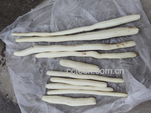 清洗干净并已去皮的铁棍山药段,整齐摆放在案板上 清洗后的铁棍山药