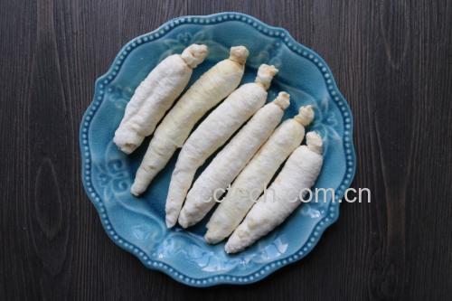 北沙参的植物形态:细长白色根茎,表面光滑,气味清香 北沙参的植物形态