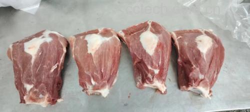 新鲜线椒与猪肉摆放在案板上,背景干净整洁 线椒与猪肉摆盘图