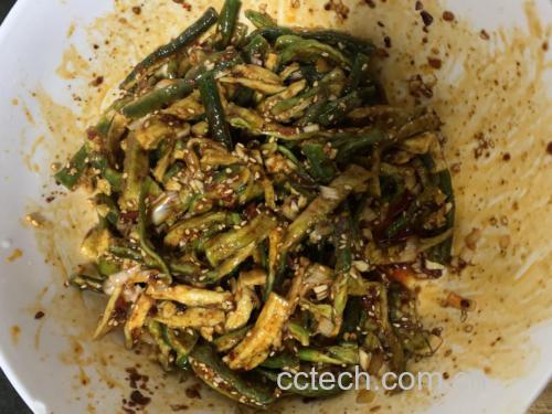 线椒虎皮辣椒创意装盘:琥珀虎纹线椒以30度斜角摆放于哑光青瓷盘,顶部撒现切香葱末与烤松子仁,盘沿滴落微量花椒油形成琥珀色油珠;背景虚化处为带新鲜露珠的整枝青线椒,凸显食材源头新鲜度 线椒虎皮辣椒装盘效果图:深褐虎纹线椒斜摆于青瓷盘中,点缀翠绿香葱末与金黄松子,背景虚化展示新鲜带露水的整枝线椒