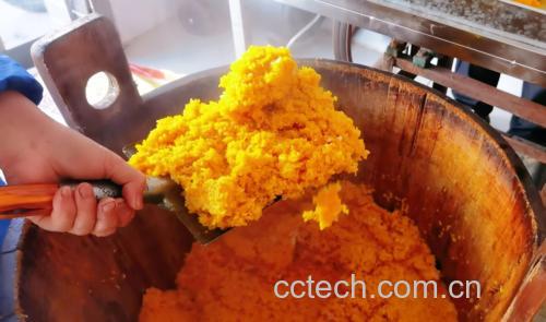 展示车厘子果酱熬制过程中的搅拌步骤 车厘子果酱制作过程图