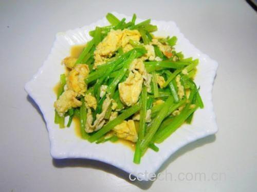 一盘刚出锅的西芹炒蛋盛放在浅色陶瓷盘中,蛋块金黄蓬松,西芹碧绿清脆,整体色泽诱人,背景为简约餐桌布置 图片描述