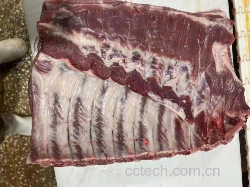 土豆山药排骨三食材预处理对比图:清晰呈现各原料处理状态与容器,突出‘分装隔离、控水防氧化’操作规范 山药土豆排骨生料备料图:左侧不锈钢盆盛焯水后排骨,中间玻璃碗装淡盐醋水浸泡的山药块,右侧竹筐铺厨房纸吸水的土豆块,背景为生姜片、葱结、枸杞、白胡椒罐