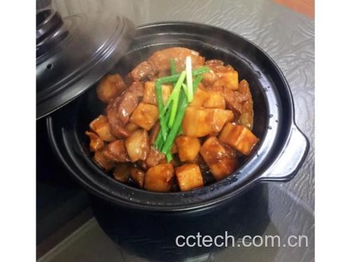 砂锅炖土豆山药排骨成品图:展示食材形态、汤色质感与火候到位细节——山药未碎、土豆未溶、排骨酥而不柴 土豆山药排骨同锅炖煮特写:砂锅中汤色清亮微乳白,排骨块形完整,山药呈半透明琥珀色,土豆边缘微起沙粒感,表面浮着几颗枸杞与葱花