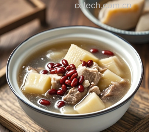 家庭版土豆山药排骨汤上桌图:体现食材质感、色彩搭配与健康饮食场景——强调‘一碗汤=全餐营养’理念 家庭餐桌实拍:青花瓷大碗盛满土豆山药排骨汤,汤色清亮泛微乳光,表面浮枸杞与翠绿葱花,旁配一小碟山药土豆泥与蒸排骨块