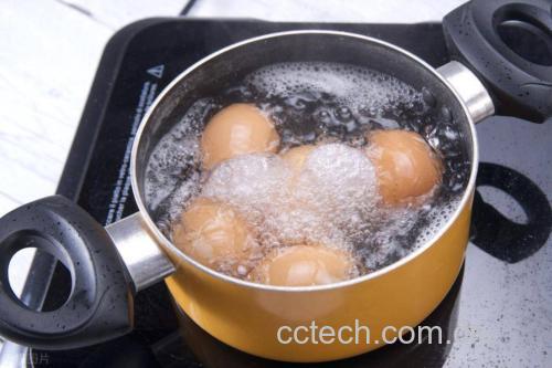 一口不锈钢锅中正冒着热气,锅内有5枚正在煮的鸡蛋,水面翻滚,旁边放着计时器显示时间为6分30秒,体现精准控时的关键环节 图片描述