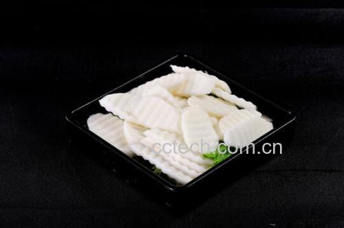 拼图式摄影:左上为带泥新鲜水果萝卜整株(根须完整、表皮光洁);右上为清水搓洗后去泥留皮的脆嫩萝卜;左下为手切薄片摆盘(晶莹透光、边缘微卷);右下为凉拌成品(萝卜片+紫苏叶+芝麻+浅金黄色橄榄油光泽),四格清晰展示从田间到餐桌的低干预健康处理流程 水果萝卜健康吃法对比图
