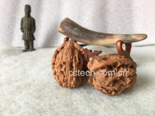 展示用核桃夹心木制作的装饰品或工艺品,突出其纹理与环保特性 核桃夹心木用于工艺品制作