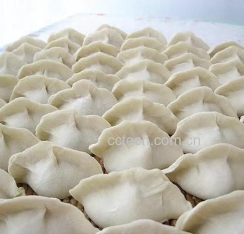 图为锅中正在煮制的白菜饺子,热气腾腾 煮饺子场景
