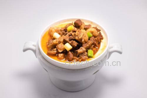 一碗热气腾腾的清汤白菜豆腐汤,配有葱花点缀,盛放在白色瓷碗中 白菜豆腐汤成品图
