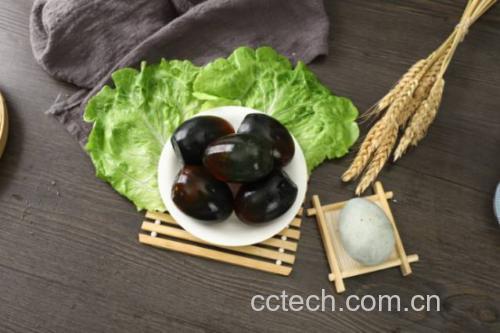 展示鸡蛋沙拉三明治的摆盘效果,配有生菜、番茄和全麦面包 鸡蛋沙拉三明治成品图