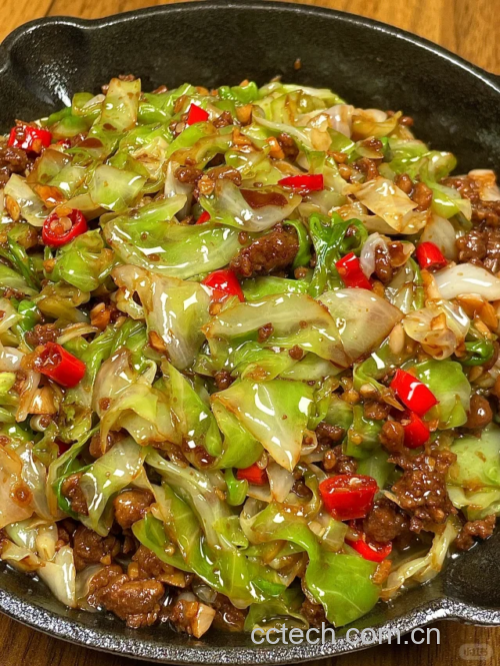 高清俯拍松花菜炒肉成品图:使用黑色砂锅盛装,展现油润光亮的酱汁包裹效果;松花菜朵形态完整无碎,肉丝纤薄均匀呈粉红色,青红椒片色泽鲜亮无蔫软,背景虚化呈现灶台明火余韵 松花菜炒肉出锅特写:深褐色油亮酱汁包裹翠白花球与粉嫩肉丝,青红椒片点缀其间,热气升腾,锅底可见细微焦化酱汁痕迹