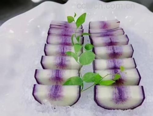 一根新鲜的淮县水果萝卜被横向切成透明薄片,整齐摆放在白色瓷盘中,背景为木质餐桌,光线柔和,突出萝卜晶莹剔透的质地和粉白渐变的色泽 淮县水果萝卜切片摆盘特写
