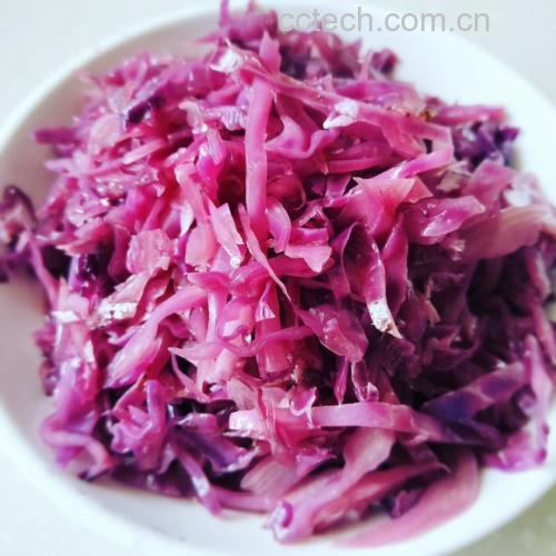 高清美食摄影:刚出锅的醋溜紫甘蓝成品,突出油润质感、鲜活紫红色泽与配料层次,体现‘色香味形养’五维俱全 成品摆盘特写:紫甘蓝盛于浅灰釉瓷盘中,色泽浓艳紫红,油润光亮,撒少量白芝麻与翠绿葱花点缀,旁边搭配一小碟米醋与竹制小勺