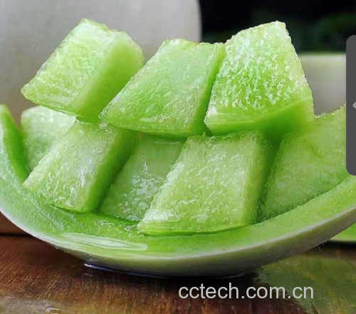 一块去皮的玉菇甜瓜果肉平放在电子秤托盘上,显示屏显示重量为100克,旁边配有标准营养标签卡片,列明‘能量35kcal、维生素C 26.2mg、钾190mg’等关键指标,背景为实验室风格的白色操作台,突显科学性与权威性 玉菇甜瓜果肉与测量工具对比图